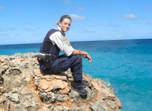 Caroline attendait le passage du vol des NU...